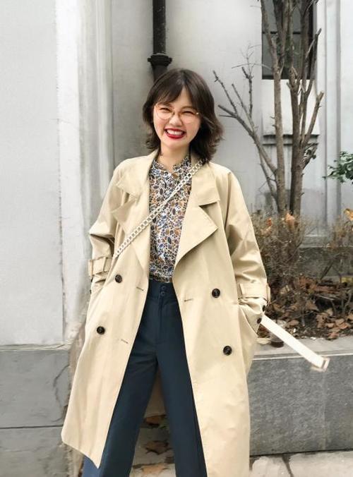 今秋流行4个搭配高级色，风衣这样穿才最时尚！