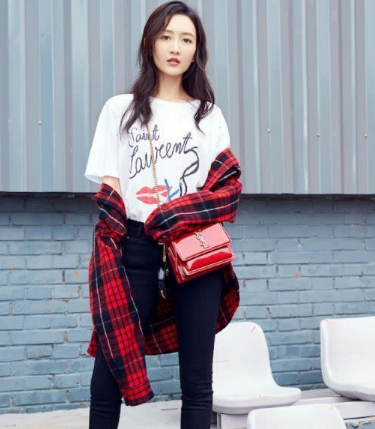 王鸥将裤子和靴子融为一体, 展现逆天大长腿, 又学到了一招!