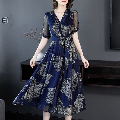 新出一种裙:叫“漫步裙”，三伏天穿时髦清凉，美的不像中年人