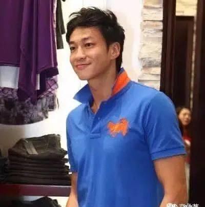  「拉链款式」今年值得买的15款职场Polo衫，普京、查尔斯都喜欢，质感好又实穿！