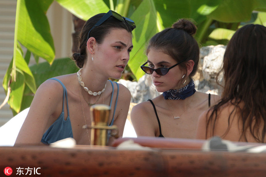 凯雅杰柏不愧是顶级名模 简单黑色比基尼也能穿得风韵十足