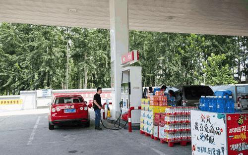 加油站员工曝光“潜规则”,加油站碰到这种车很危险,要立刻掉头