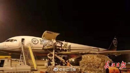  [医用]37450套最高级别医用防护服空运到汉