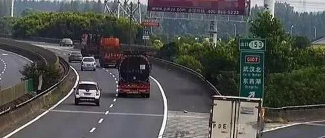  进出|2019年新规定，进出高速必须这样做，被查到直接罚200