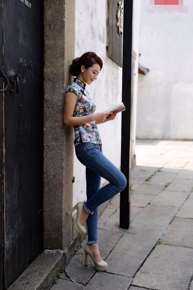 淡颜色的修身牛仔裤搭配，微胖女人的背面效果为什么会更好?