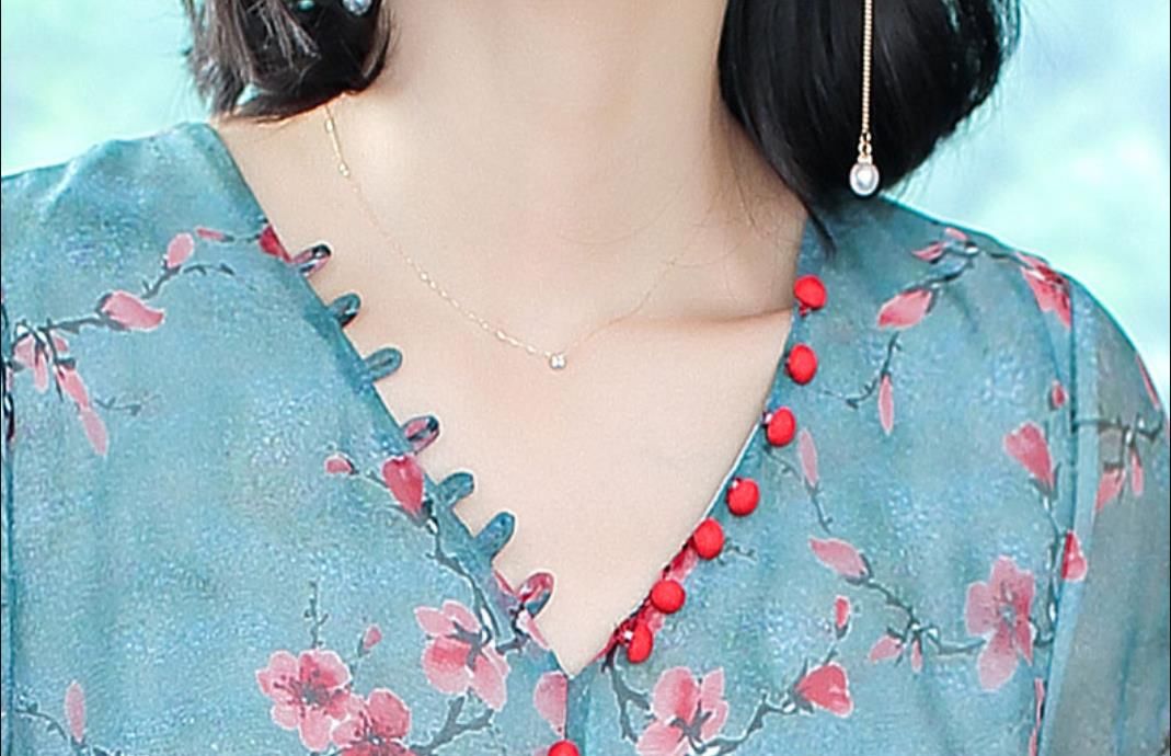 女人胆子越来越大了，短裙不穿安全裤，却从不怕走光!美丽又性感