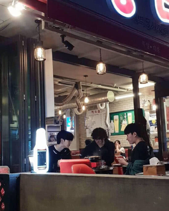 偶遇范丞丞韩国吃烤肉，打破限制出境传闻，未受范冰冰风波牵连