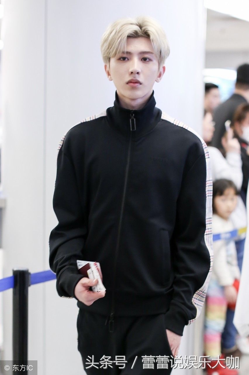 蔡徐坤参加某个综艺节目,网友说他的演艺之路