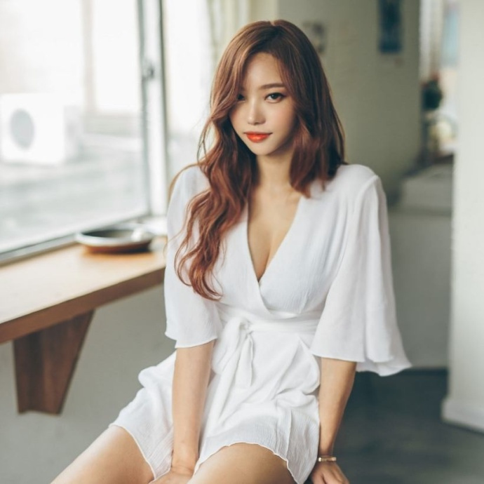 大气妩媚的精致美女，婀娜身姿衬托完美时尚感，邪魅眼神一眼万年