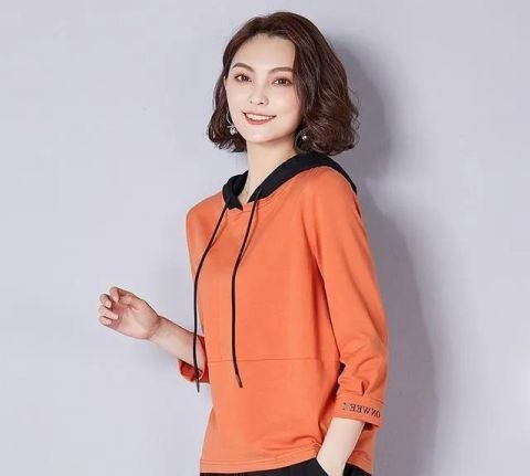  『小脚』49岁小姨，居然买3件娃娃衫！搭配小脚裤时髦又减龄，谁穿谁美