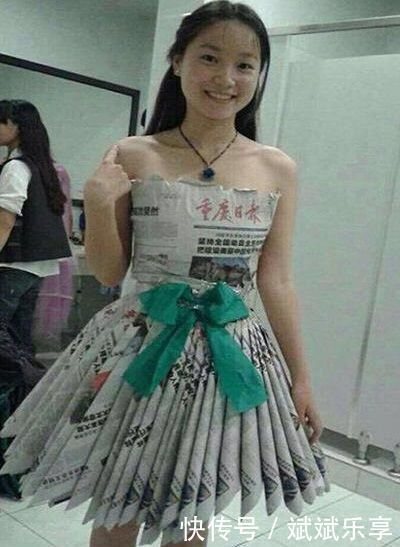 参加活动，姑娘穿着报纸做成的衣服，真是太时尚了