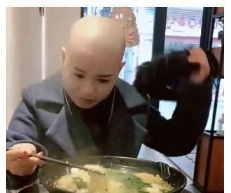 女子吃面挠头，突然感觉有什么不对，周围客人的眼神亮了