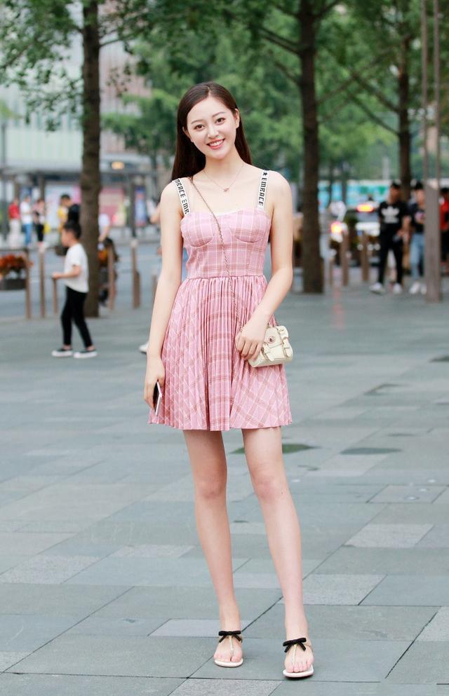 街拍 夏天牛仔短裤和连衣裙哪个更时尚好看？反正我喜欢图4的姐姐