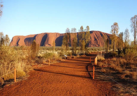 世上最大的石头,在荒原中矗立上亿年,成跨越时空的纪念碑!