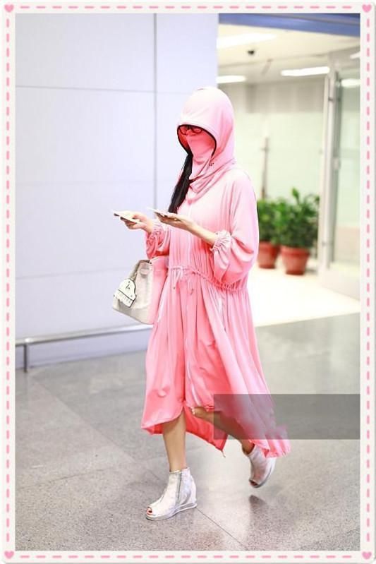 杨丽萍才是扮嫩界鼻祖！60岁照样驾驭粉色裙，网友：这腿是真细！