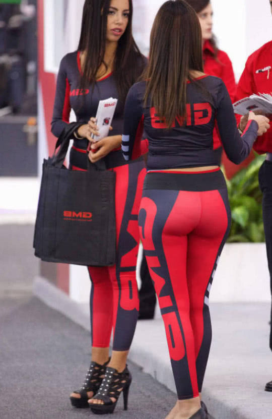 婴儿肥体态的洋妞,紧身装裹出宽垮臀部,水桶腰却毁了她的身型