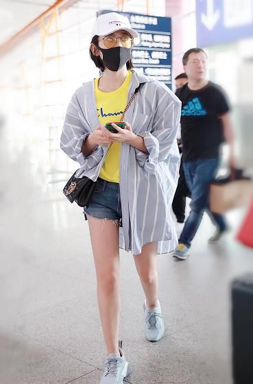 唐艺昕太厉害了,为秀小蛮腰,身穿背带裤,若隐若现很撩人