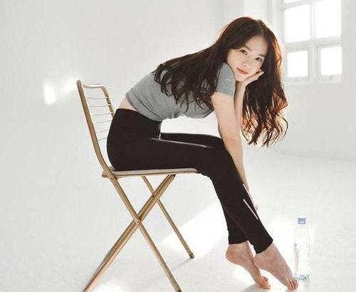 街拍，穿热裤的小姐姐颜值爆表，大长腿迷人，回萌一笑百媚生