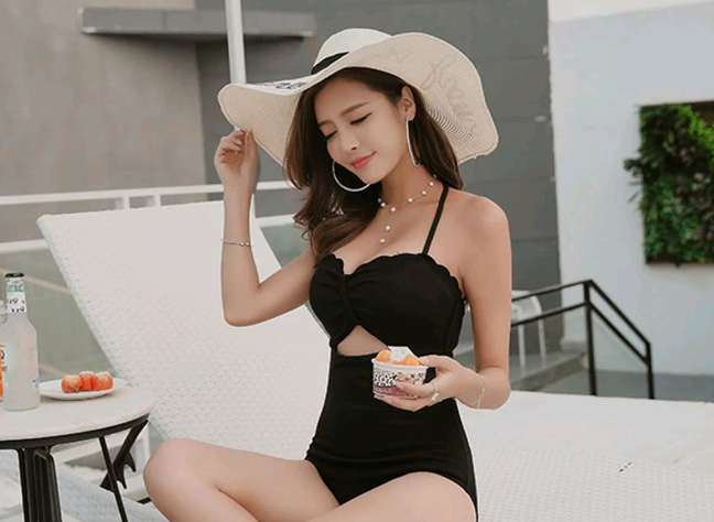 气质女神身穿半透明泳衣，完美身段若隐若现，散发性感迷人气息！