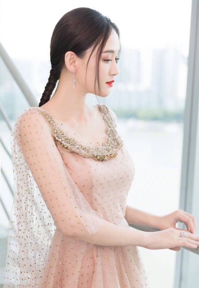 我喜欢陈乔恩这么穿裙子，确定过眼神，这姑娘一百斤不到！