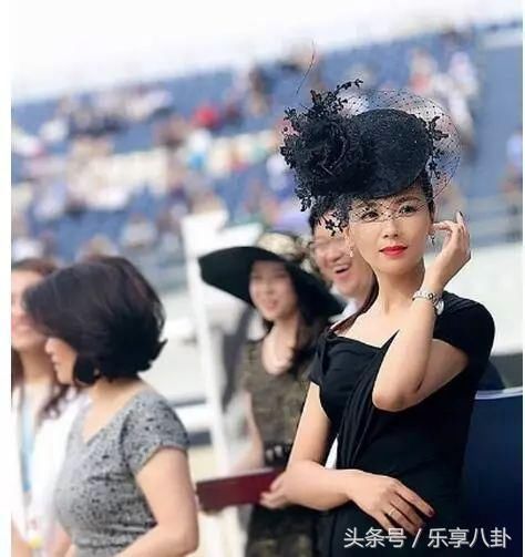 刘涛网砂帽造型抢镜 举手投足宛如英国皇室贵妃