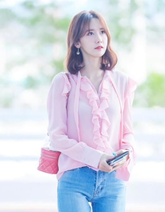 林允儿是认真的？穿牛仔裤搭白短靴，这下半身看着就尴尬！