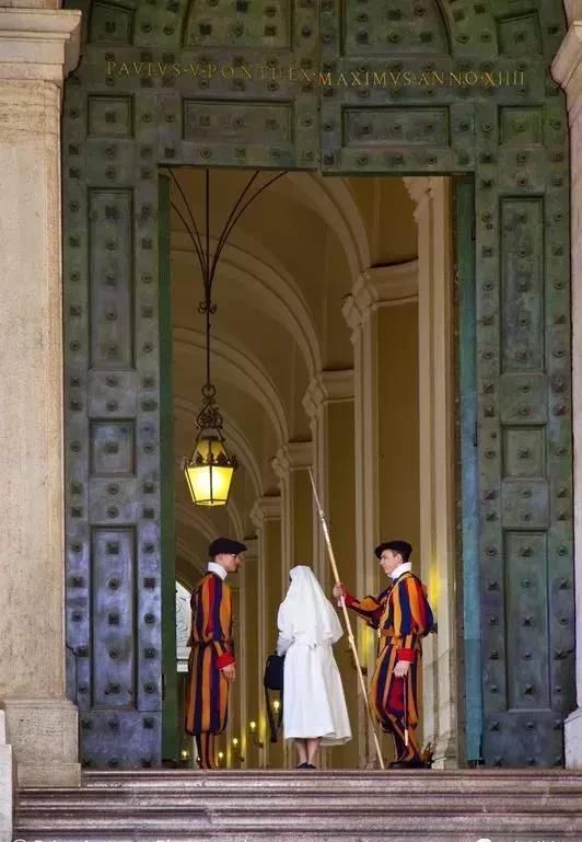 它还没咱一个村子大，但整个国土都是宝藏遗产！但我劝你千万别去