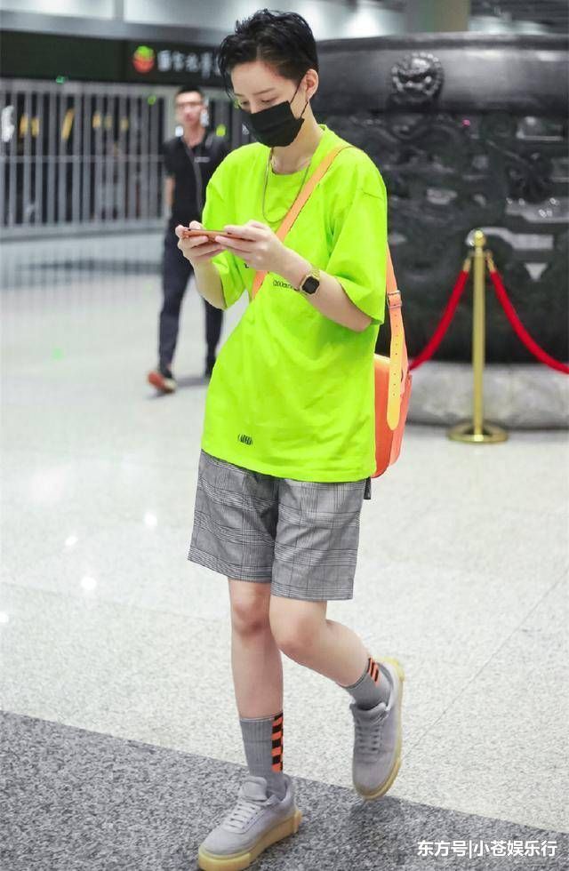 奚梦瑶李斯丹妮真敢穿，荧光绿配短裤，只差一岁却风格大不同!