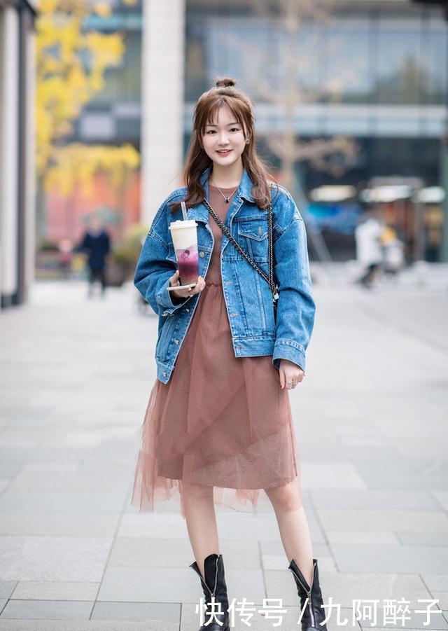  「柔美」个性时尚的美女街拍：柔美娇俏的美女，穿出女人知性美