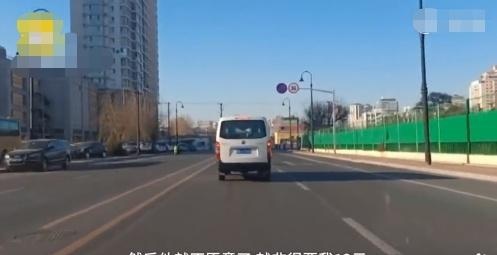因1块钱，司机将乘客拉回出发地，导致错过火车，网友：两个杠精