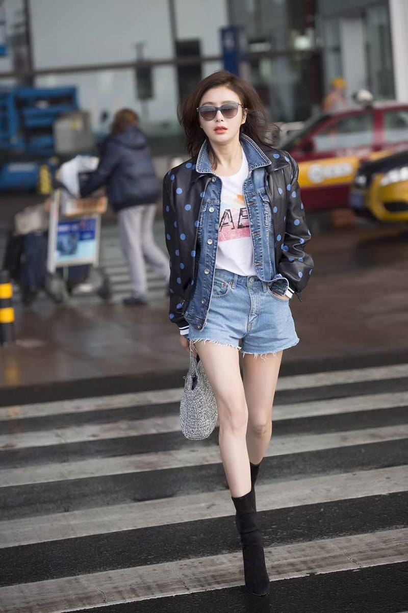 秦岚真拼了！穿白色睡裙竖起腿坐着，竟不穿打底裤，让人眼前一亮