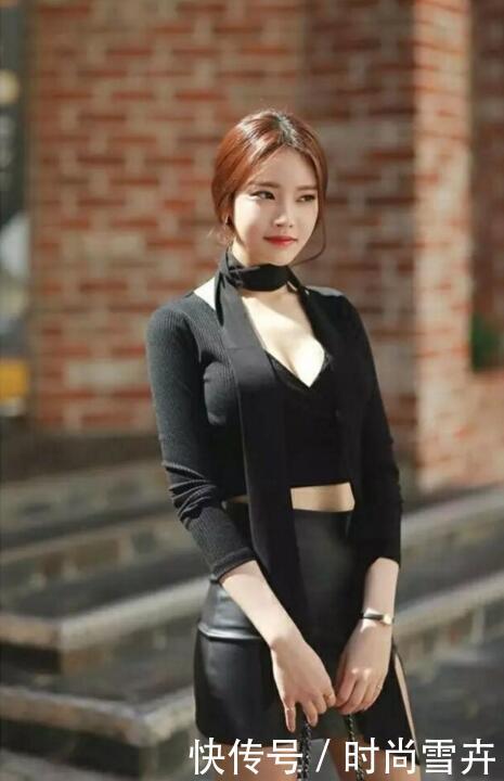 性感时尚的紧身裙，大秀雪白美腿，丰腴身材被包裹的更紧致！