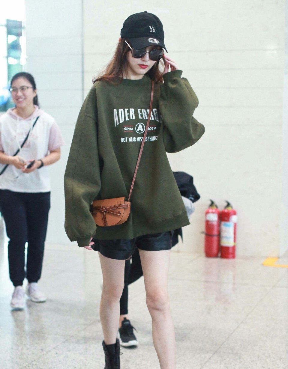 唐嫣也有挑错裤子的时候，她穿这条裤子，腿看起来一只粗一只细!