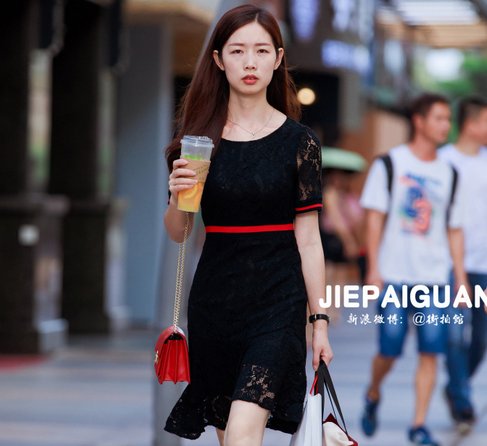 街拍,“镂空短裙”美女搭配红色高跟鞋,简直性感到爆!