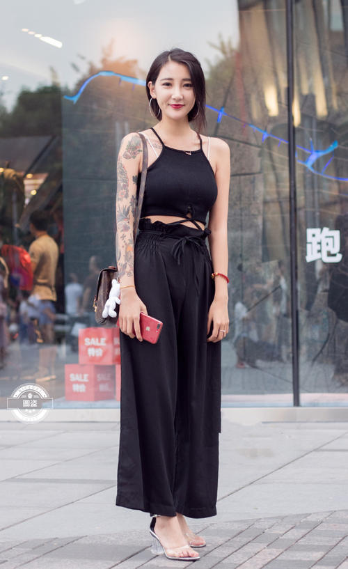 路人街拍,花臂小姐姐,笑起来有点小酒窝特别美