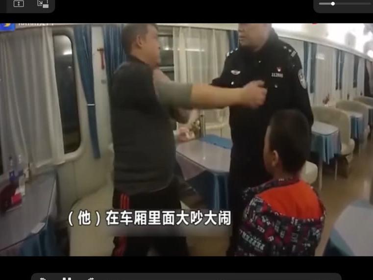 孩子太高被乘务员要求补票，爸爸接下来的举动，让周围的乘客无语