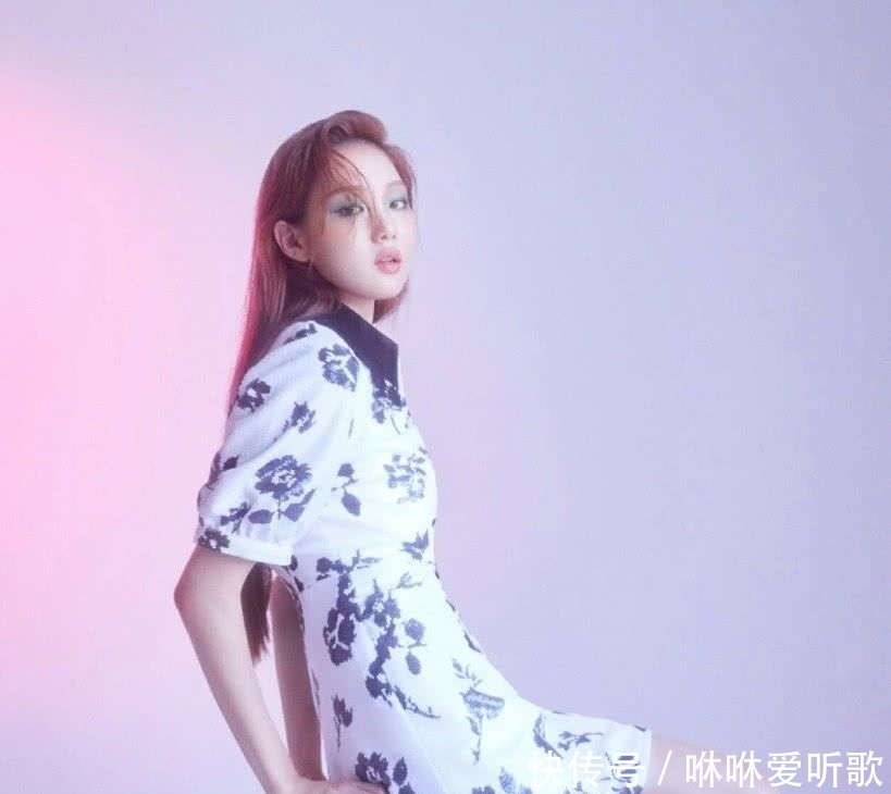 『粉色』李圣经身穿粉色薄纱裙出镜,温柔知性,波浪卷增添成熟感