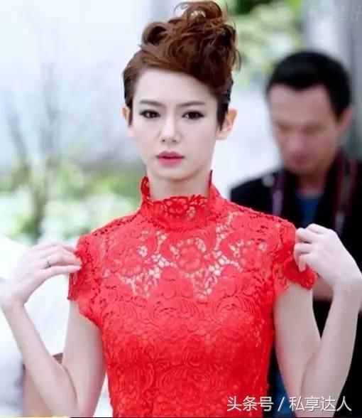 明星穿衣服就是漂亮，看戚薇百变旗袍秀，风情万种