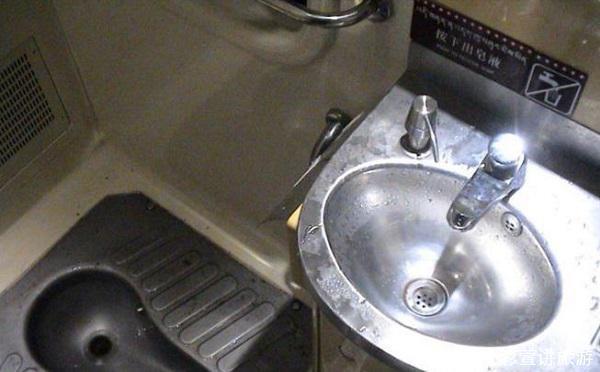  「列车长」火车上的厕所是直通轨道，难道不会污染环境吗？列车