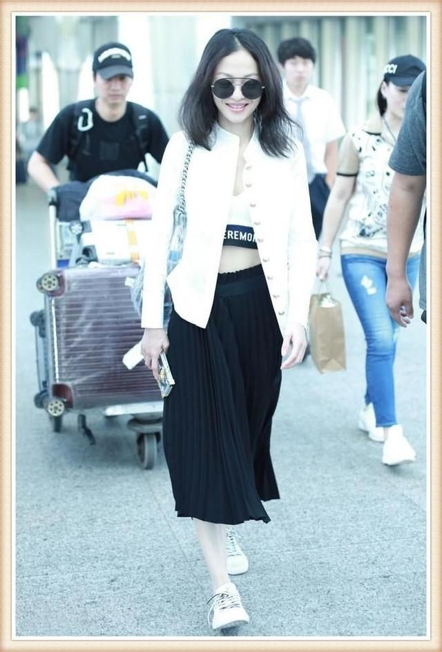 本以为穿小背心的张韶涵腰已经够细了，但看到乔欣，我沉默了！