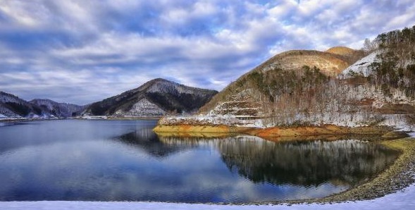 日本最小的雪乡，50多座茅草屋没有炕，冬季却供不应求