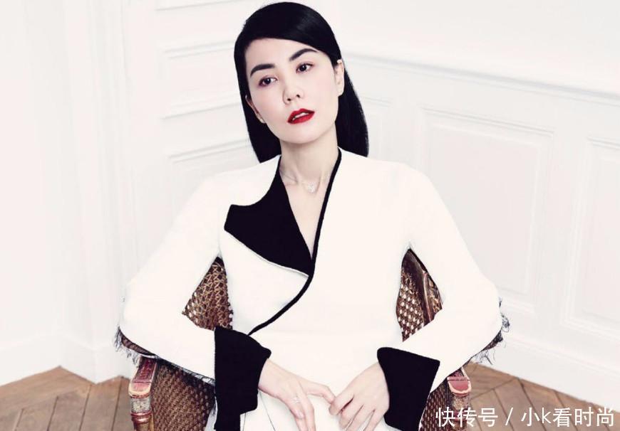 王菲这么丑的荧光裙都穿的好看，不愧是时尚天后，网友：表情亮了