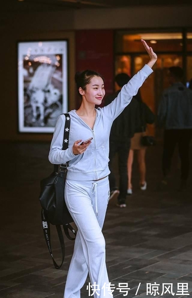「美女」时尚街拍:在漂亮美女汇集的现代都市中,时尚美女们会挑选不一样的时尚潮流穿搭