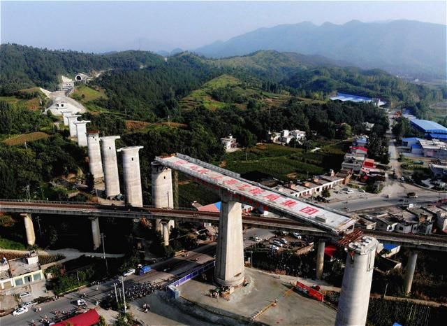 我国最长的铁路即将建成，耗资1900多亿，预计在2019年全面开通