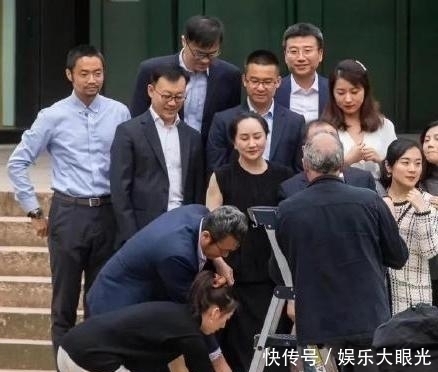 尽显|孟晚舟新照!一袭黑色连衣裙气质出众,尽显48岁女人的成熟美