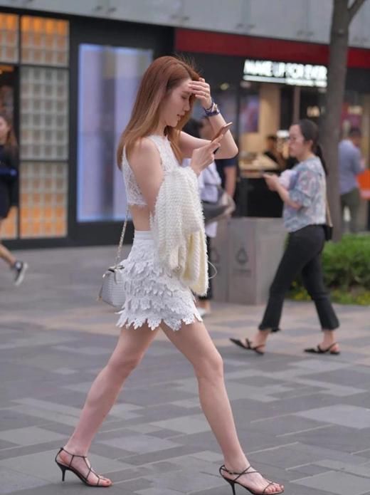  看起来|气质小姐姐丰神冶丽，仙气飘飘，时尚甜美！