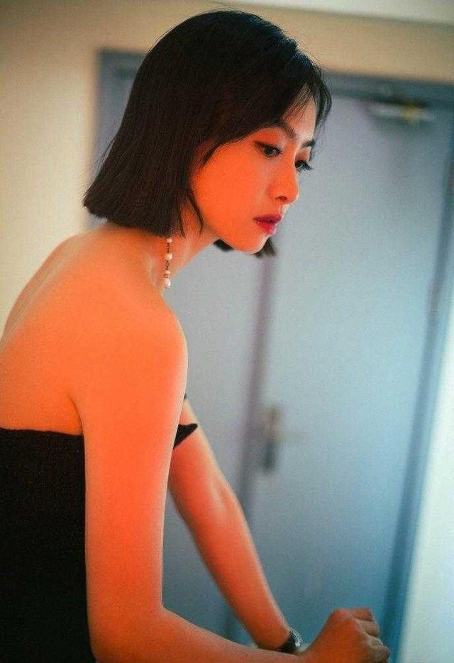 宋茜换风格了,穿上深V装,网友:太惊艳了!