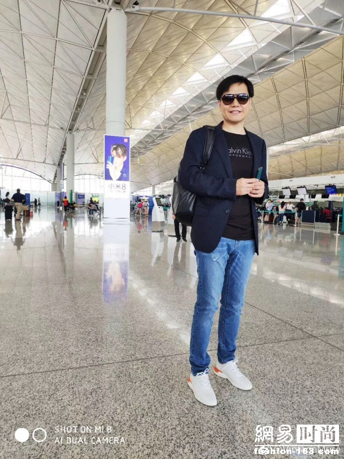 上市后 雷军竟穿168元破洞牛仔裤背包变身时髦军