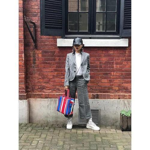 丸子头配黑丝？不说这是陈奕迅老婆，我还以为是村里的王二花！