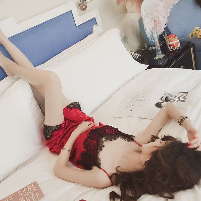 俏皮老婆越来越不老实了，穿这样的睡衣，让我不经意竟流出了口水